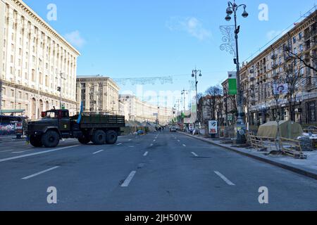 Kiew, Ukraine. 25. Januar 2014. Während der Revolution der würde wurde ein militärischer Lastwagen von Sicherheitskräften von Demonstranten beschlagnahmt. Regierungsfeindliche Massenproteste im Zentrum von Kiew in den letzten Tagen der Barrikaden der Euromaidan-Revolution von 2014. (Foto: Aleksandr Gusev/SOPA Images/Sipa USA) Quelle: SIPA USA/Alamy Live News Stockfoto