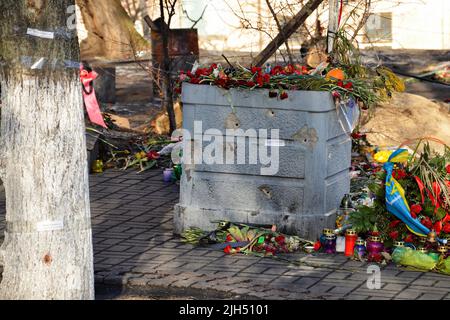 Kiew, Ukraine. 25. Januar 2014. Als die Sicherheitskräfte in den letzten Tagen der Barrikaden der Euromaidan-Revolte/Revolutionen von 2014 auf die Demonstranten im Zentrum von Kiew schossen, waren die Aufprallpunkte auf der Säule. Regierungsfeindliche Massenproteste im Zentrum von Kiew in den letzten Tagen der Barrikaden der Euromaidan-Revolution von 2014. (Foto: Aleksandr Gusev/SOPA Images/Sipa USA) Quelle: SIPA USA/Alamy Live News Stockfoto