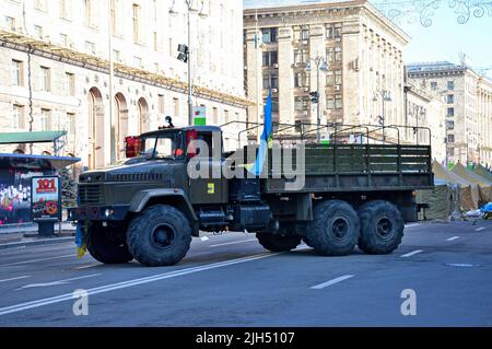 Kiew, Ukraine. 25. Januar 2014. Während der Revolution der würde wurde ein militärischer Lastwagen von Sicherheitskräften von Demonstranten beschlagnahmt. Regierungsfeindliche Massenproteste im Zentrum von Kiew in den letzten Tagen der Barrikaden der Euromaidan-Revolution von 2014. (Foto: Aleksandr Gusev/SOPA Images/Sipa USA) Quelle: SIPA USA/Alamy Live News Stockfoto