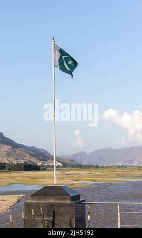 Pakistanische Flagge mit einem schönen Hintergrund Stockfoto