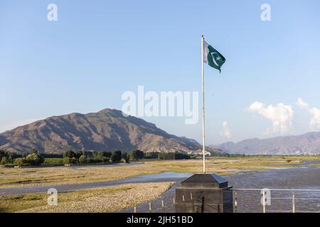 Pakistanische Flagge mit einer wunderschönen Landschaft und selektivem Fokus Stockfoto