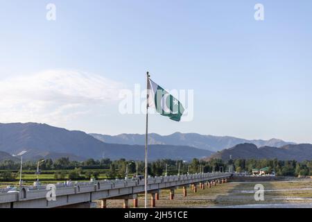 Pakistanische Flagge mit schönem Hintergrund und selektivem Fokus Stockfoto