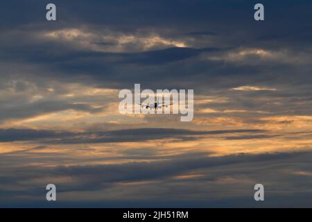 Boeing 747 auf dem Flugweg zum Flughafen East Midlands. Sonnenuntergang. Stockfoto