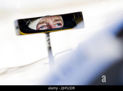 Zandvoort, Niederlande. 15.. Juli 2022. 2022-07-15 13:07:15 ZANDVOORT - Klassische Rennwagen während des historischen Grand Prix Zandvoort. Während der Rennen sind viele Oldtimer und Kleidung aus der Vergangenheit zu sehen. ANP REMKO DE WAAL netherlands Out - belgium Out Credit: ANP/Alamy Live News Stockfoto