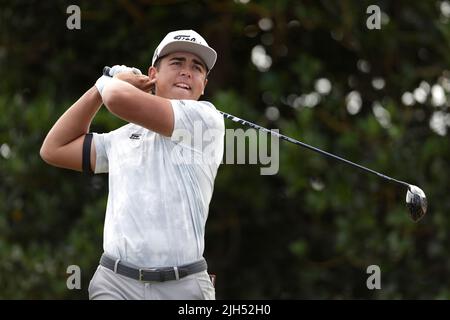 Der südafrikanische Garrick Higgo zieht am zweiten Tag der Open am Old Course, St Andrews, die 3. ab. Bilddatum: Freitag, 15. Juli 2022. Stockfoto