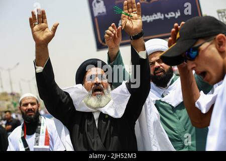 Bagdad, Irak. 15.. Juli 2022. Ein Anhänger des irakischen schiitischen Geistlichen Muqtada al-Sadr, Anführer der Sadristbewegung, ruft während einer Versammlung auf den Straßen Slogans aus, um das wöchentliche muslimische Freitagsgebet auf den Ruf ihres Führers zu verrichten. Quelle: Ameer Al-Mohammedawi/dpa/Alamy Live News Stockfoto