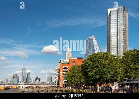 London, England, Großbritannien - 21 2019. August: Wunderschöne Panorama-Sommerszene, mit St. Paul's Cathedral und Blackfriars Bridge voraus, die das tägliche Leben auf dem darstellen Stockfoto