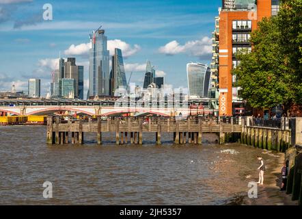 London, England, UK-July 21 2019: Eine Hochsommerszene, während die Leute das Wasser im Fluss testen, an einem heißen Sommertag am Thames Beach, am Südufer um Hi Stockfoto