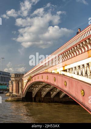 Central London, England, Vereinigtes Königreich-August 21 2019: Am Südufer der Themse, von unterhalb der einzigartigen und ikonischen Brücke gesehen, ein Passant r