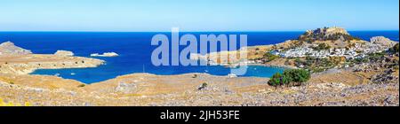Lindos, mit seiner alten Akropolis, Ruinen Festung und geschlossenen Buchten an der Küste, ist der schönste Ort der Insel Rhodos in Dodekanes, Griechenland. Vacati Stockfoto