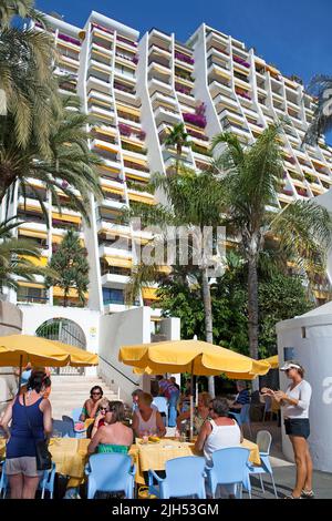 Urlauber in einem Strandcafé im Hotel Aquamarina, Anfi del Mar, Arguineguin, Grand Canary, Kanarische Inseln, Spanien, Europa Stockfoto