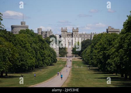 Menschen auf dem langen Spaziergang in Windsor, in der Grafschaft von Windsor. Bilddatum: Freitag, 15. Juli 2022. Stockfoto