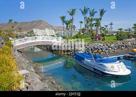 Brücke über einen künstlichen Kanal bei Playa de la Verga, Anfi del Mar, Arguineguin, Grand Canary, Kanarische Inseln, Spanien, Europa Stockfoto