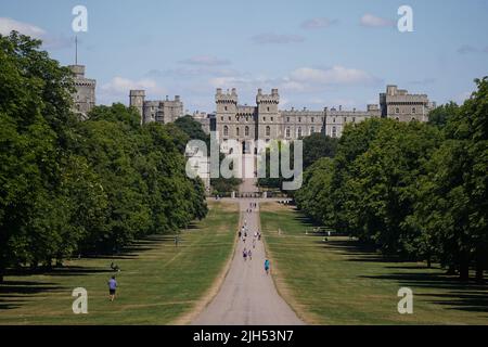 Menschen auf dem langen Spaziergang in Windsor, in der Grafschaft von Windsor. Bilddatum: Freitag, 15. Juli 2022. Stockfoto