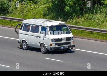 1989 80s 80er Jahre weißer VW Volkswagen Transporter Westfalia 1896cc Diesel Wohnmobil; unterwegs auf der M6 Motorway, Manchester, UK Stockfoto