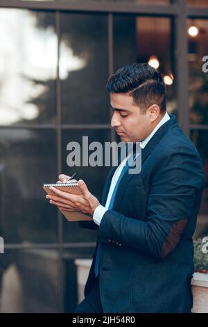 Dynamischer Geschäftsmann mit Freizeit Stockfoto