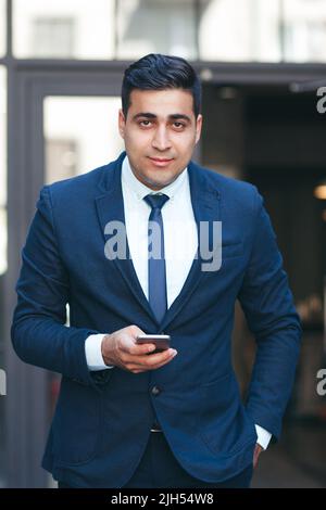 Erfolgreicher reicher Geschäftsmann im Freien Stockfoto