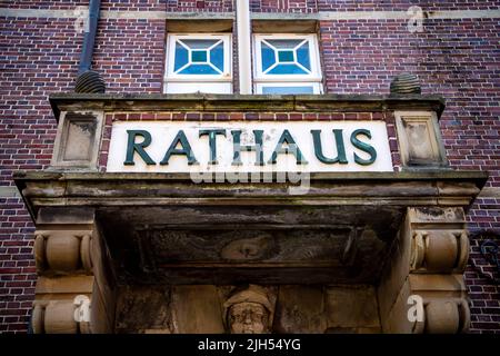 Borkum, Deutschland. 13.. Juli 2022. Das Rathaus der Stadt Borkum. (To dpa: 'Umwelthilfe und Inseln ergreifen rechtliche Schritte gegen die Erdgasförderung vor Borkum') Quelle: Sina Schuldt/dpa/Alamy Live News Stockfoto