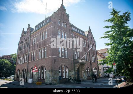 Borkum, Deutschland. 13.. Juli 2022. Das Rathaus der Stadt Borkum. (To dpa: 'Umwelthilfe und Inseln ergreifen rechtliche Schritte gegen die Erdgasförderung vor Borkum') Quelle: Sina Schuldt/dpa/Alamy Live News Stockfoto