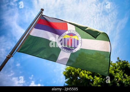 Borkum, Deutschland. 13.. Juli 2022. Die Flagge der ostfriesischen Insel Borkum weht im Wind. (To dpa: 'Umwelthilfe und Inseln ergreifen rechtliche Schritte gegen die Erdgasförderung vor Borkum') Quelle: Sina Schuldt/dpa/Alamy Live News Stockfoto