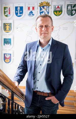 Borkum, Deutschland. 13.. Juli 2022. Im Rathaus steht Jürgen Akkermann (nicht-Partei), Bürgermeister der Stadt Borkum. (To dpa: 'Umwelthilfe und Inseln ergreifen rechtliche Schritte gegen die Erdgasförderung vor Borkum') Quelle: Sina Schuldt/dpa/Alamy Live News Stockfoto