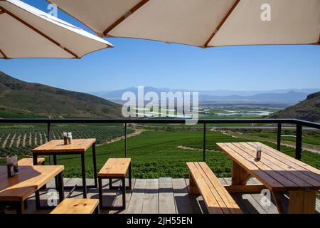 Kloovenberg Eight Feet Village am Bothmanskloof Pass mit Blick auf Riebeek Kasteel, Western Cape - Südafrika Stockfoto