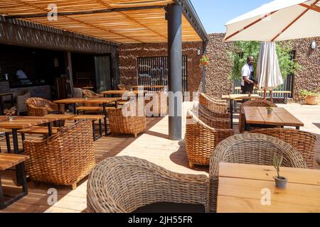 Kloovenberg Eight Feet Village, Mura Restaurant am Bothmanskloof Pass mit Blick auf Riebeek Kasteel, Western Cape - Südafrika Stockfoto