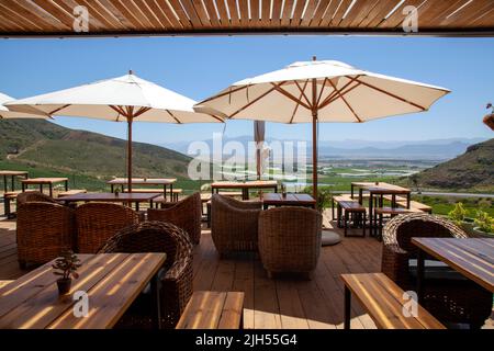 Kloovenberg Eight Feet Village, Mura Restaurant am Bothmanskloof Pass mit Blick auf Riebeek Kasteel, Western Cape - Südafrika Stockfoto