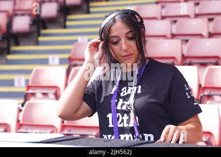 Sheffield, Großbritannien. 13.. Juli 2022. Sheffield, England, Juli 13. 2022: Janelle Ciara dj während des UEFA Womens Euro 2022 Gruppe C Fußballspiels zwischen Schweden und der Schweiz in der Bramall Lane in Sheffield, England. (Daniela Porcelli /SPP) Quelle: SPP Sport Press Foto. /Alamy Live News Stockfoto