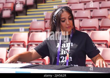 Sheffield, Großbritannien. 13.. Juli 2022. Sheffield, England, Juli 13. 2022: Janelle Ciara dj während des UEFA Womens Euro 2022 Gruppe C Fußballspiels zwischen Schweden und der Schweiz in der Bramall Lane in Sheffield, England. (Daniela Porcelli /SPP) Quelle: SPP Sport Press Foto. /Alamy Live News Stockfoto