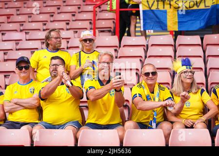 Sheffield, Großbritannien. 13.. Juli 2022. Sheffield, England, 13. 2022. Juli: Fans Schwedens während des UEFA Womens Euro 2022 Gruppe C Fußballspiels zwischen Schweden und der Schweiz in der Bramall Lane in Sheffield, England. (Daniela Porcelli /SPP) Quelle: SPP Sport Press Foto. /Alamy Live News Stockfoto