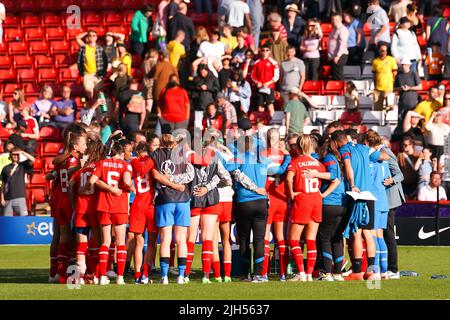 Sheffield, Großbritannien. 13.. Juli 2022. Sheffield, England, 13. 2022. Juli: Die Schweizer Mannschaft wackelt während des UEFA Womens Euro 2022 Gruppe-C-Fußballspiels zwischen Schweden und der Schweiz in der Bramall Lane in Sheffield, England. (Daniela Porcelli /SPP) Quelle: SPP Sport Press Foto. /Alamy Live News Stockfoto
