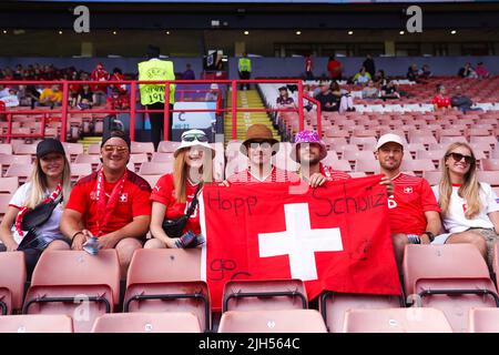 Sheffield, Großbritannien. 13.. Juli 2022. Sheffield, England, 13. 2022. Juli: Schweizer Fans während des UEFA Womens Euro 2022 Gruppe C Fußballspiels zwischen Schweden und der Schweiz in der Bramall Lane in Sheffield, England. (Daniela Porcelli /SPP) Quelle: SPP Sport Press Foto. /Alamy Live News Stockfoto