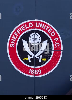 Sheffield, Großbritannien. 13.. Juli 2022. Sheffield, England, 13. 2022. Juli: Das Logo von Sheffield United F.C. während des Fußballspiels der Fußball 2022-Europameisterschaft der Frauen in der Gruppe C zwischen Schweden und der Schweiz in der Bramall Lane in Sheffield, England. (Daniela Porcelli /SPP) Quelle: SPP Sport Press Foto. /Alamy Live News Stockfoto
