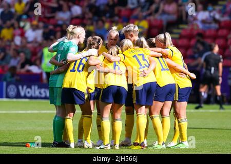 Sheffield, Großbritannien. 13.. Juli 2022. Sheffield, England, Juli 13. 2022: Teamhuddle von Schweden während des UEFA Womens Euro 2022 Gruppe-C-Fußballspiels zwischen Schweden und der Schweiz in der Bramall Lane in Sheffield, England. (Daniela Porcelli /SPP) Quelle: SPP Sport Press Foto. /Alamy Live News Stockfoto