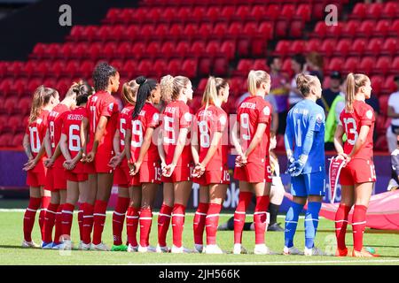 Sheffield, Großbritannien. 13.. Juli 2022. Sheffield, England, Juli 13. 2022: Schweizer Spieler während der Nationalhymne vor dem UEFA Womens Euro 2022-Fußballspiel der Gruppe C zwischen Schweden und der Schweiz in der Bramall Lane in Sheffield, England. (Daniela Porcelli /SPP) Quelle: SPP Sport Press Foto. /Alamy Live News Stockfoto