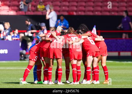 Sheffield, Großbritannien. 13.. Juli 2022. Sheffield, England, Juli 13. 2022: Teamhuddle der Schweiz während des UEFA Womens Euro 2022 Gruppe-C-Fußballspiels zwischen Schweden und der Schweiz in der Bramall Lane in Sheffield, England. (Daniela Porcelli /SPP) Quelle: SPP Sport Press Foto. /Alamy Live News Stockfoto
