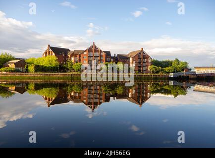 River Lagan Reflections of town Houses, in the Dark Waters of the River Lagan, Belfast, Northern Ireland in the Late Evening. Stockfoto