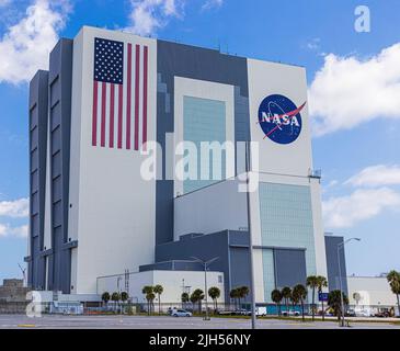 CAPE CANAVERAL, FL - 27. APRIL: NASA's Vehicle Assembly Building im Kennedy Space Center am 27. April 2022 in Cape Canaveral, FL. Stockfoto