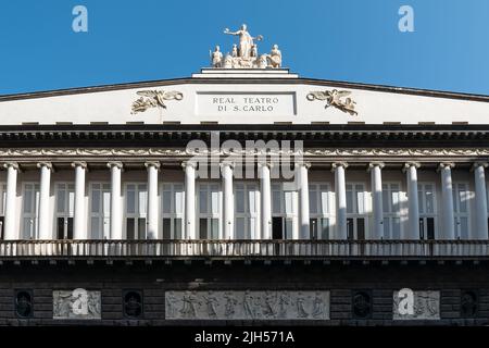 Neapel, Italien. 28.Mai 2022. Top-Teil des Real Teatro di San Carlo (Königliches Theater von Saint Charles) , ein Opernhaus in Neapel, Italien mit klaren blauen s Stockfoto