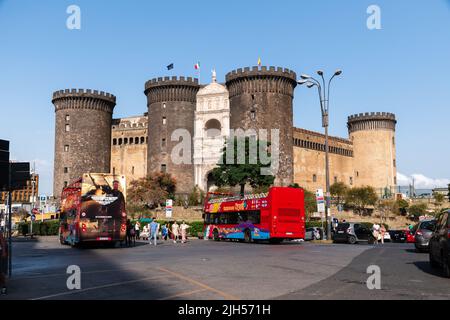 Neapel, Italien. 28.Mai 2022. Castel Nuovo mit Touristenbussen, die vor dem Hotel geparkt sind und einem klaren, blauen Himmel Stockfoto