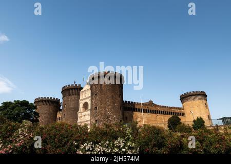 Castel Nuovo (Maschio Angioino), mittelalterliche Burg in Neapel, Italien mit klarem blauen Himmel Stockfoto