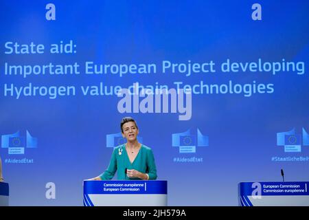 Brüssel, Belgien. 15.. Juli 2022. Am 15. Juli 2022 hält EU-Kommissarin Margrethe Vestager eine Pressekonferenz über staatliche Beihilfen für die Entwicklung von Wasserstoff-Wertschöpfungsketten am EU-Hauptsitz in Brüssel, Belgien, ab. Kredit: ALEXANDROS MICHAILIDIS/Alamy Live Nachrichten Stockfoto