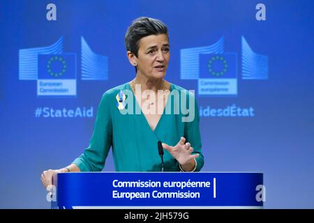 Brüssel, Belgien. 15.. Juli 2022. Am 15. Juli 2022 hält EU-Kommissarin Margrethe Vestager eine Pressekonferenz über staatliche Beihilfen für die Entwicklung von Wasserstoff-Wertschöpfungsketten am EU-Hauptsitz in Brüssel, Belgien, ab. Kredit: ALEXANDROS MICHAILIDIS/Alamy Live Nachrichten Stockfoto