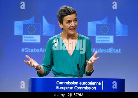 Brüssel, Belgien. 15.. Juli 2022. Am 15. Juli 2022 hält EU-Kommissarin Margrethe Vestager eine Pressekonferenz über staatliche Beihilfen für die Entwicklung von Wasserstoff-Wertschöpfungsketten am EU-Hauptsitz in Brüssel, Belgien, ab. Kredit: ALEXANDROS MICHAILIDIS/Alamy Live Nachrichten Stockfoto