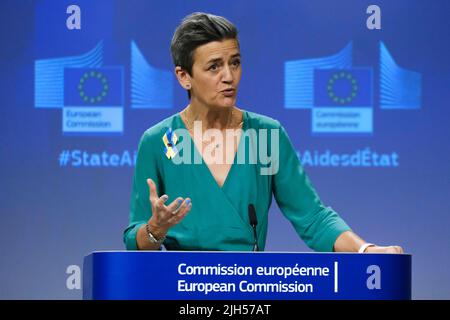 Brüssel, Belgien. 15.. Juli 2022. Am 15. Juli 2022 hält EU-Kommissarin Margrethe Vestager eine Pressekonferenz über staatliche Beihilfen für die Entwicklung von Wasserstoff-Wertschöpfungsketten am EU-Hauptsitz in Brüssel, Belgien, ab. Kredit: ALEXANDROS MICHAILIDIS/Alamy Live Nachrichten Stockfoto