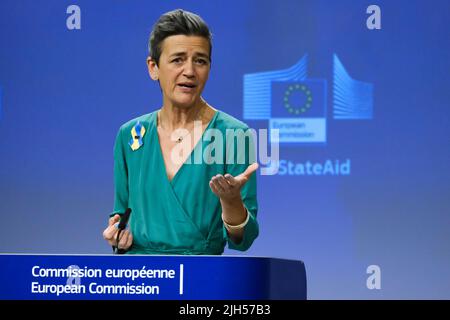 Brüssel, Belgien. 15.. Juli 2022. Am 15. Juli 2022 hält EU-Kommissarin Margrethe Vestager eine Pressekonferenz über staatliche Beihilfen für die Entwicklung von Wasserstoff-Wertschöpfungsketten am EU-Hauptsitz in Brüssel, Belgien, ab. Kredit: ALEXANDROS MICHAILIDIS/Alamy Live Nachrichten Stockfoto