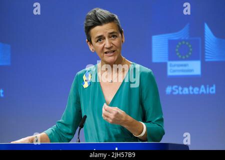 Brüssel, Belgien. 15.. Juli 2022. Am 15. Juli 2022 hält EU-Kommissarin Margrethe Vestager eine Pressekonferenz über staatliche Beihilfen für die Entwicklung von Wasserstoff-Wertschöpfungsketten am EU-Hauptsitz in Brüssel, Belgien, ab. Kredit: ALEXANDROS MICHAILIDIS/Alamy Live Nachrichten Stockfoto