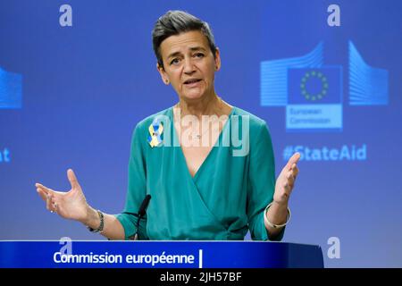 Brüssel, Belgien. 15.. Juli 2022. Am 15. Juli 2022 hält EU-Kommissarin Margrethe Vestager eine Pressekonferenz über staatliche Beihilfen für die Entwicklung von Wasserstoff-Wertschöpfungsketten am EU-Hauptsitz in Brüssel, Belgien, ab. Kredit: ALEXANDROS MICHAILIDIS/Alamy Live Nachrichten Stockfoto