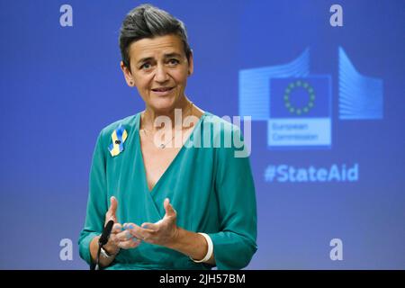 Brüssel, Belgien. 15.. Juli 2022. Am 15. Juli 2022 hält EU-Kommissarin Margrethe Vestager eine Pressekonferenz über staatliche Beihilfen für die Entwicklung von Wasserstoff-Wertschöpfungsketten am EU-Hauptsitz in Brüssel, Belgien, ab. Kredit: ALEXANDROS MICHAILIDIS/Alamy Live Nachrichten Stockfoto